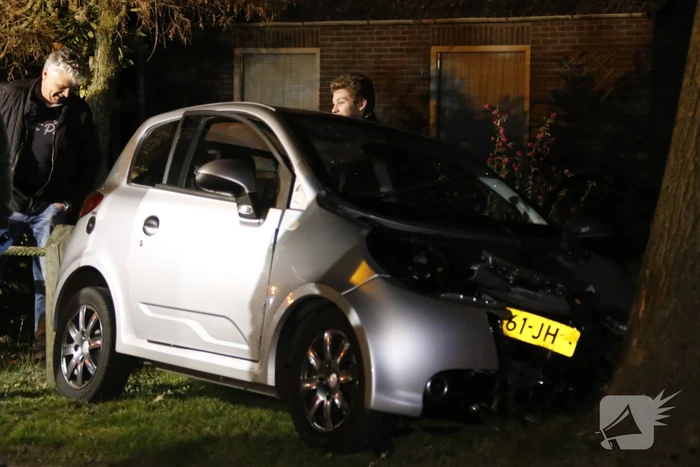 Bestuurder gewond na botsing met boom