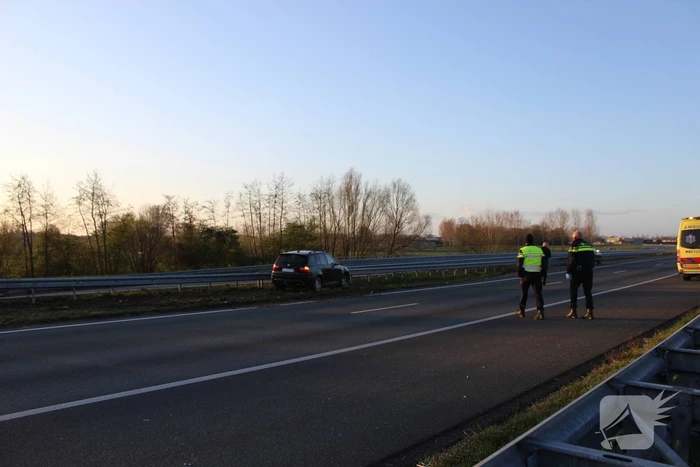 Bestuurder komt met schrik vrij na klapper tegen vangrail