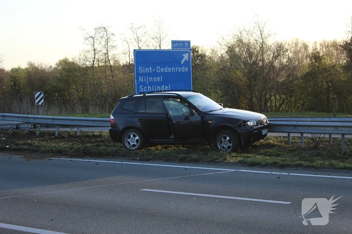 Bestuurder komt met schrik vrij na klapper tegen vangrail