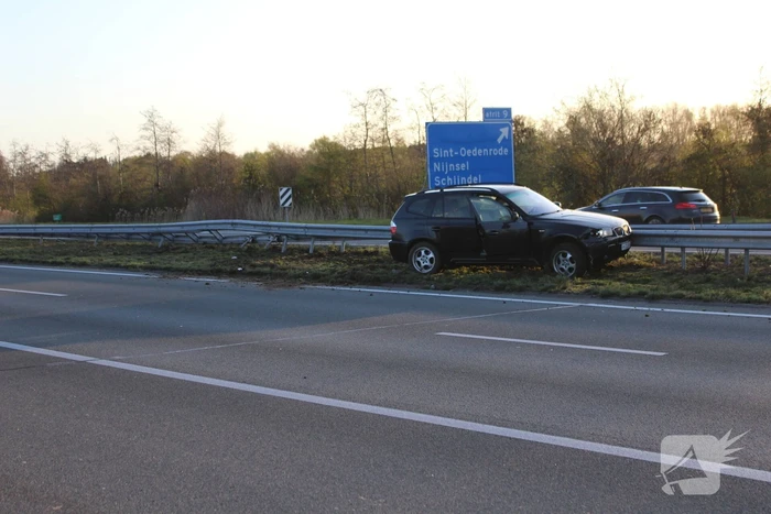 Bestuurder komt met schrik vrij na klapper tegen vangrail
