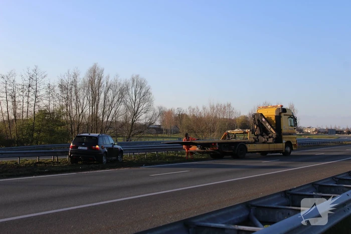 Bestuurder komt met schrik vrij na klapper tegen vangrail
