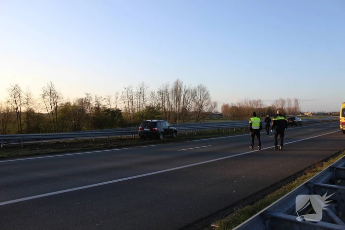 Bestuurder komt met schrik vrij na klapper tegen vangrail