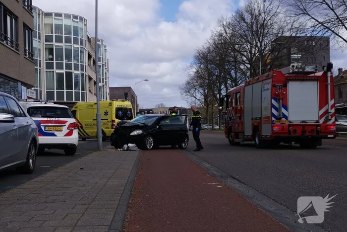 Auto knalt op lantaarnpaal