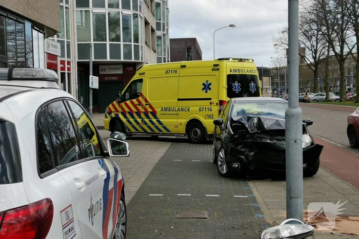 Auto knalt op lantaarnpaal