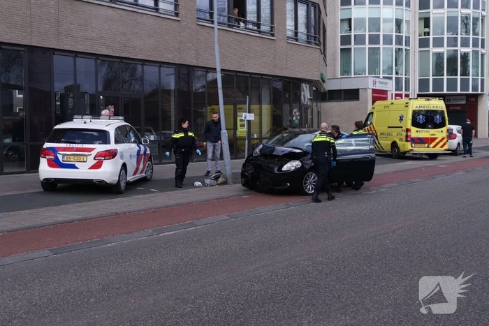 Auto knalt op lantaarnpaal