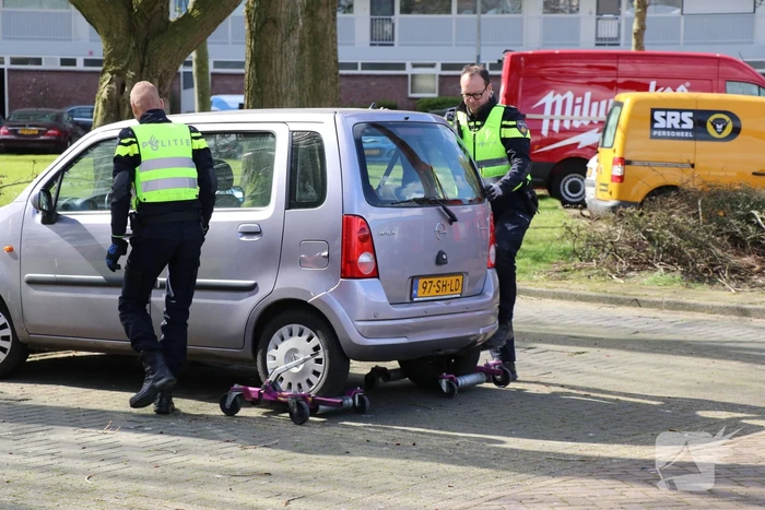 Grote tak dreigt op geparkeerde auto's te vallen