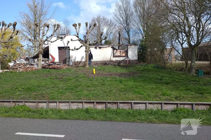 Day after: grote brand woning met rieten kap