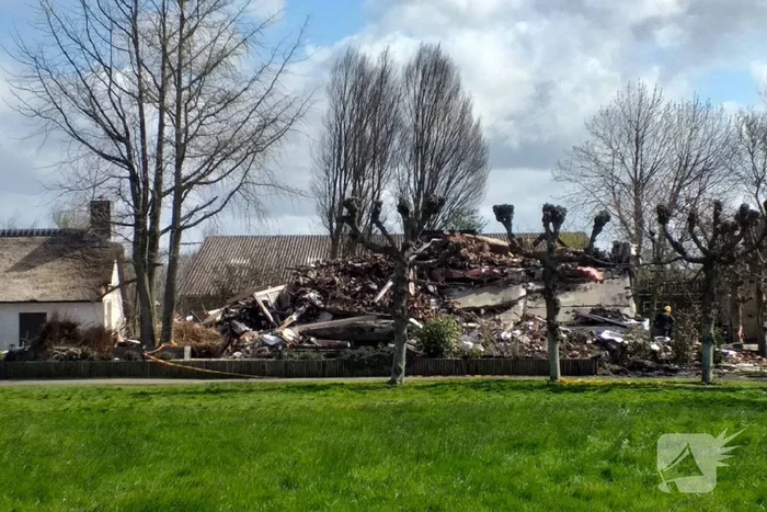Day after: grote brand woning met rieten kap