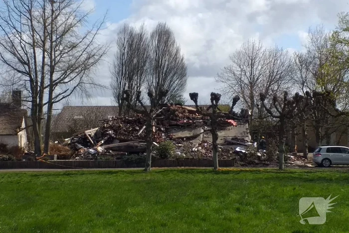 Day after: grote brand woning met rieten kap