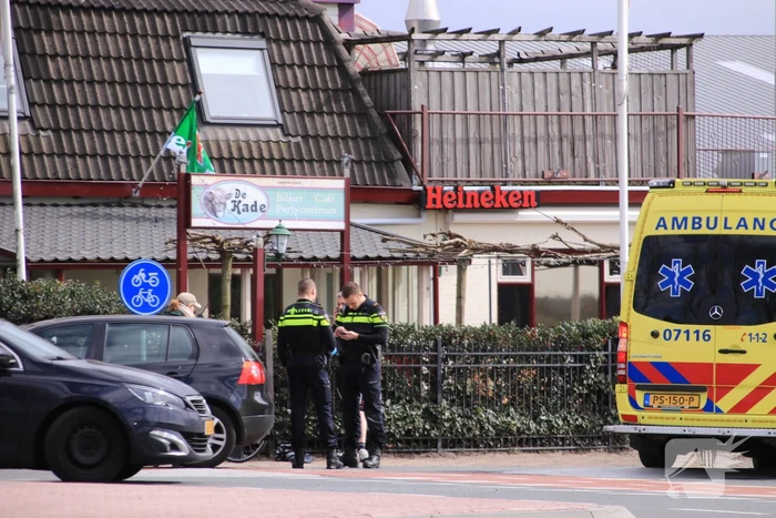 Wielrenner gaat onderuit na botsing met auto