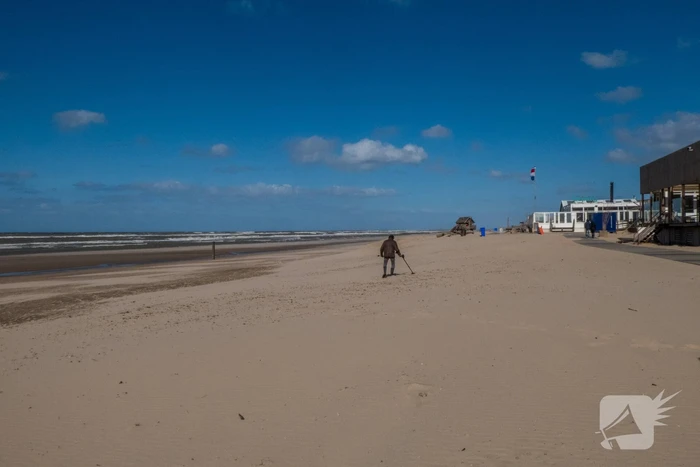 Leeg strand na oproep thuis te blijven