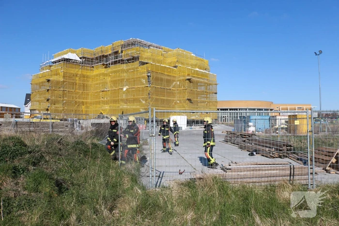 Stuk natuur achter bouwterrein in brand gestoken
