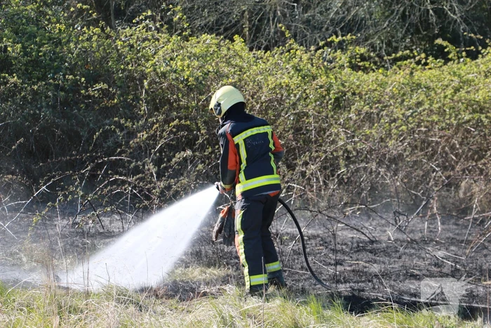Stuk natuur achter bouwterrein in brand gestoken