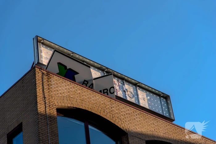 Brandweer verwijdert losgewaaid reclamebord