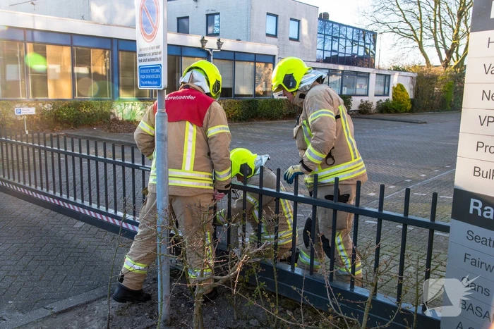 Brandweer verwijdert losgewaaid reclamebord