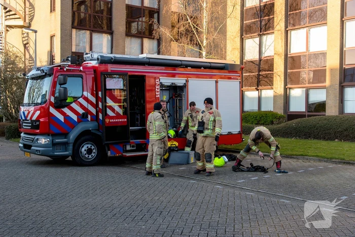 Brandweer verwijdert losgewaaid reclamebord