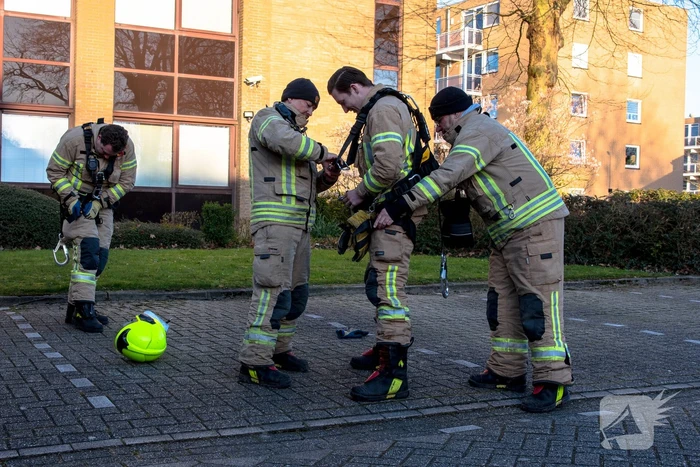 Brandweer verwijdert losgewaaid reclamebord