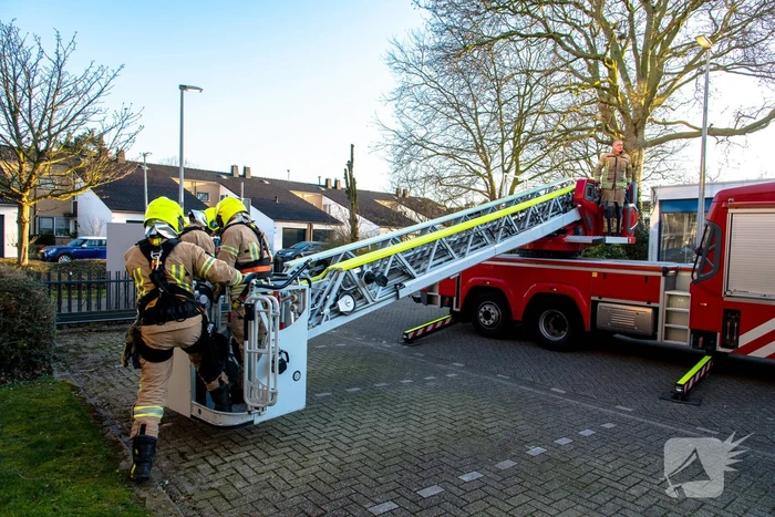 Brandweer verwijdert losgewaaid reclamebord