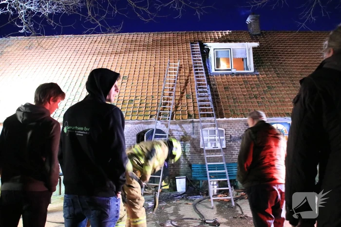 Dakkapel woonboerderij in brand