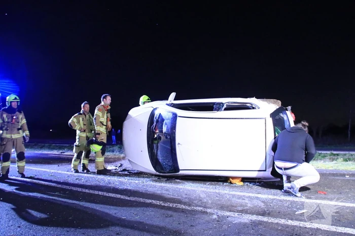 Automobilist belandt op zijn kant