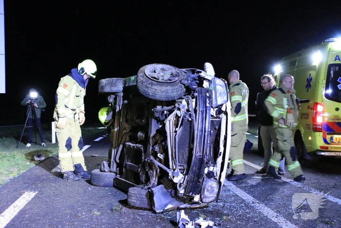 Automobilist belandt op zijn kant
