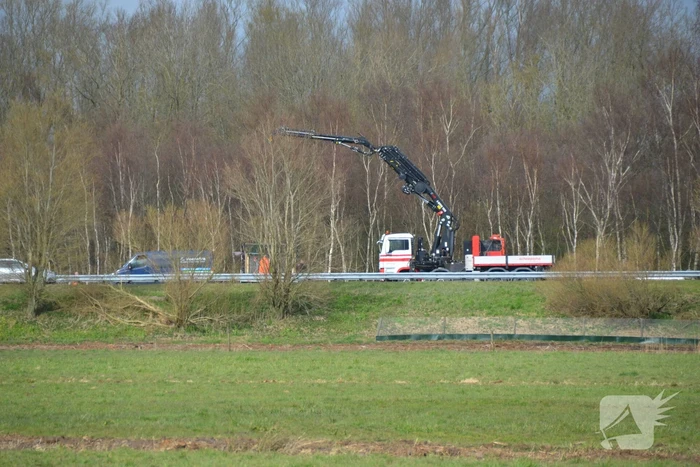 Vrachtwagen komt in botsing met bestelbus