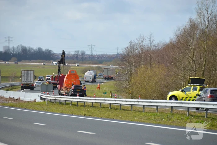 Vrachtwagen komt in botsing met bestelbus