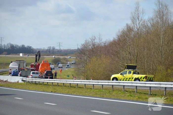Vrachtwagen komt in botsing met bestelbus