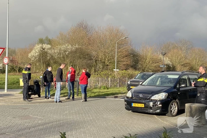 Aanrijding tussen bestelscooter en personenauto