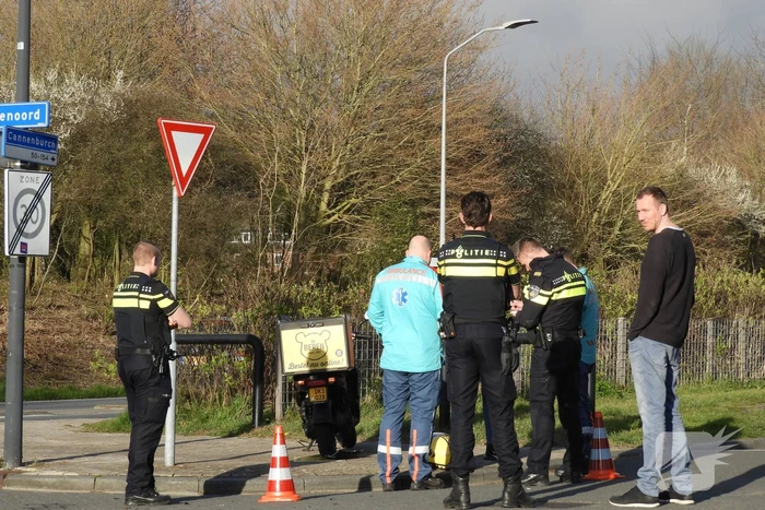 Aanrijding tussen bestelscooter en personenauto