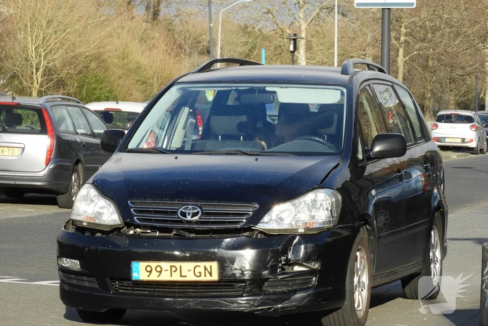 Aanrijding tussen bestelscooter en personenauto