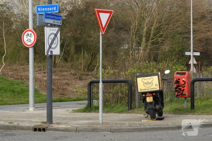 Aanrijding tussen bestelscooter en personenauto