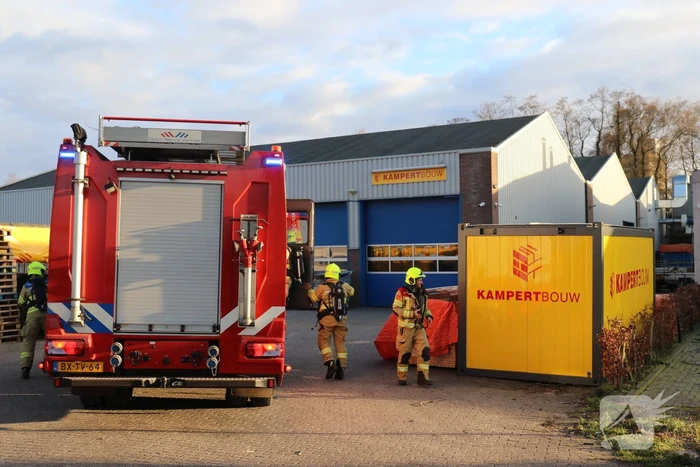 Tuinfval achter bedrijfspand vat vlam
