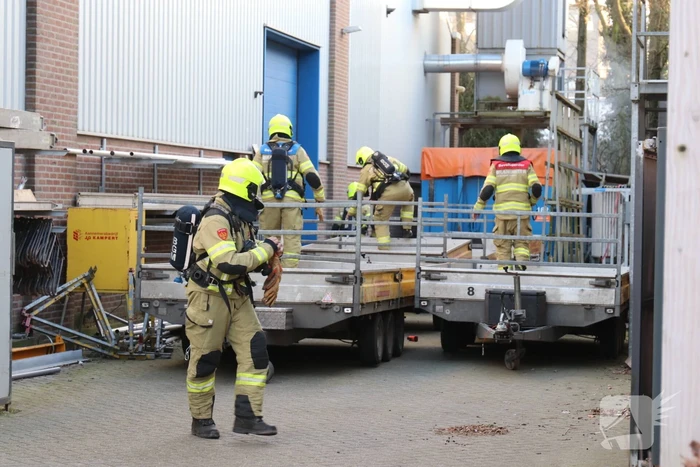 Tuinfval achter bedrijfspand vat vlam
