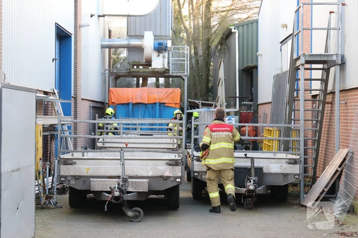Tuinfval achter bedrijfspand vat vlam