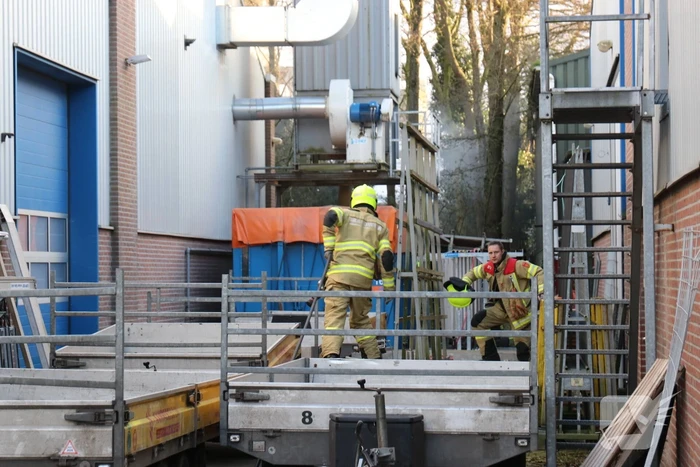 Tuinfval achter bedrijfspand vat vlam