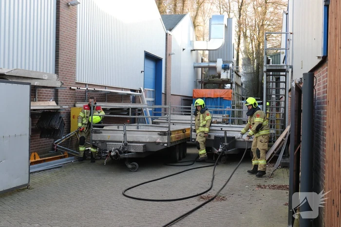 Tuinfval achter bedrijfspand vat vlam