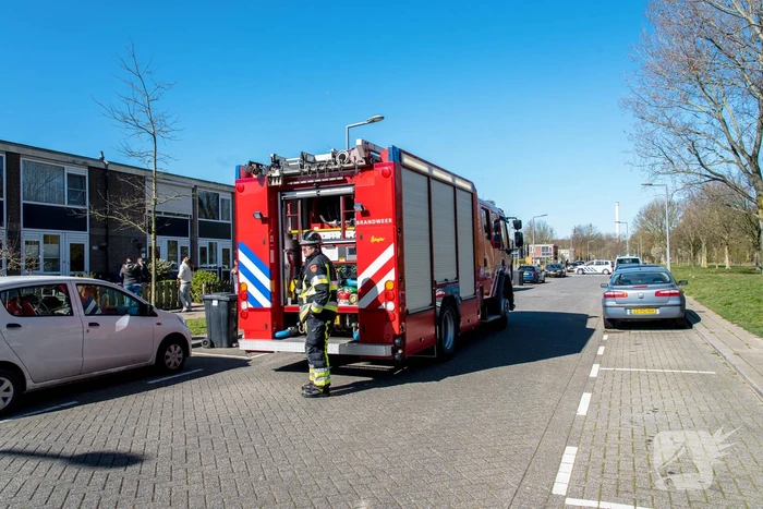 Brandweer doet onderzoek in woning na rookontwikkeling