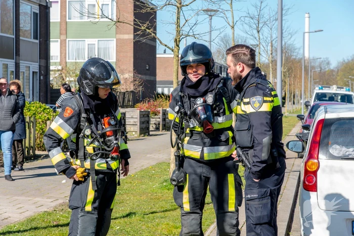 Brandweer doet onderzoek in woning na rookontwikkeling