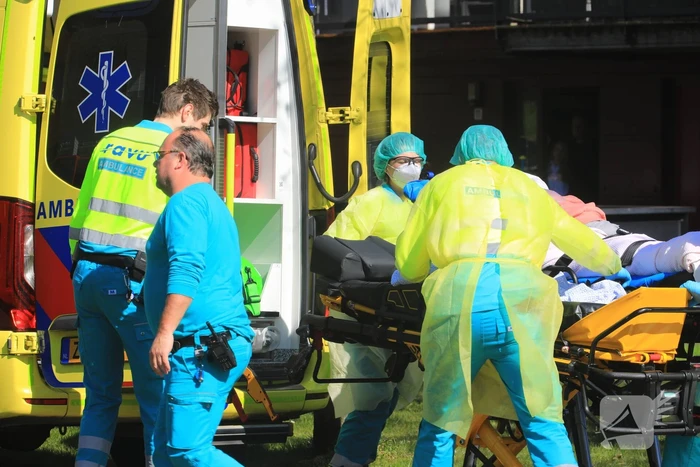 Coronapatiënt uit woning gehaald in Nieuwland