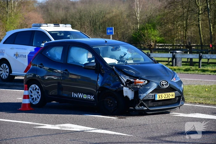 Flinke schade bij botsing tussen twee auto's