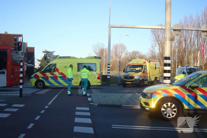 Lijnbus botst met personenauto op kruising