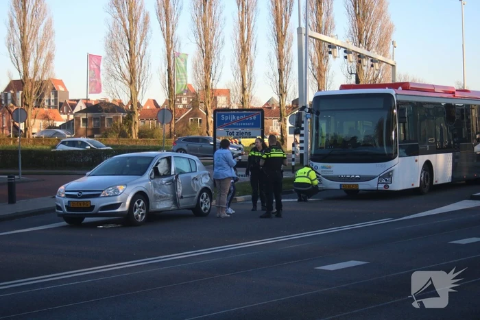 Lijnbus botst met personenauto op kruising