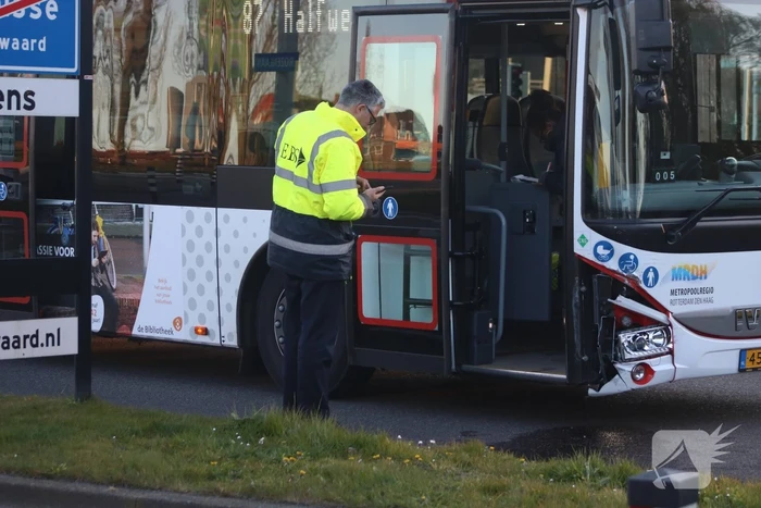 Lijnbus botst met personenauto op kruising