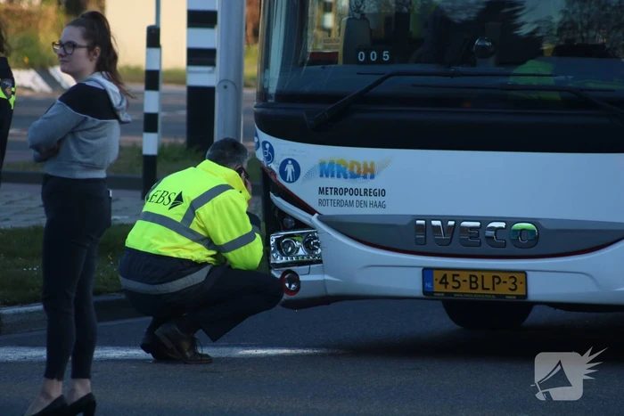 Lijnbus botst met personenauto op kruising