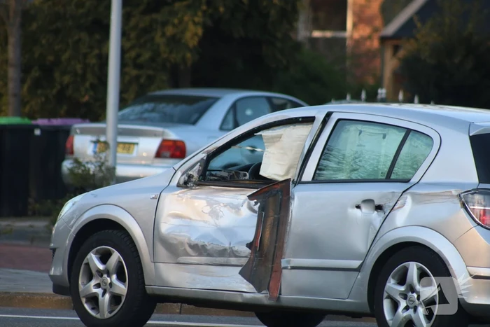 Lijnbus botst met personenauto op kruising