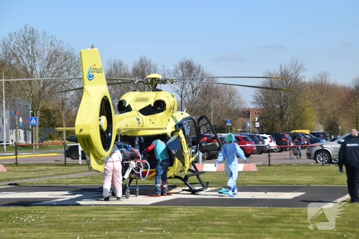 Traumahelikopter haalt coronapatiënt op