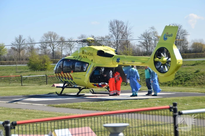 Traumahelikopter haalt coronapatiënt op