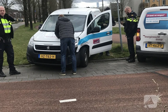 Twee auto's botsen op kruising