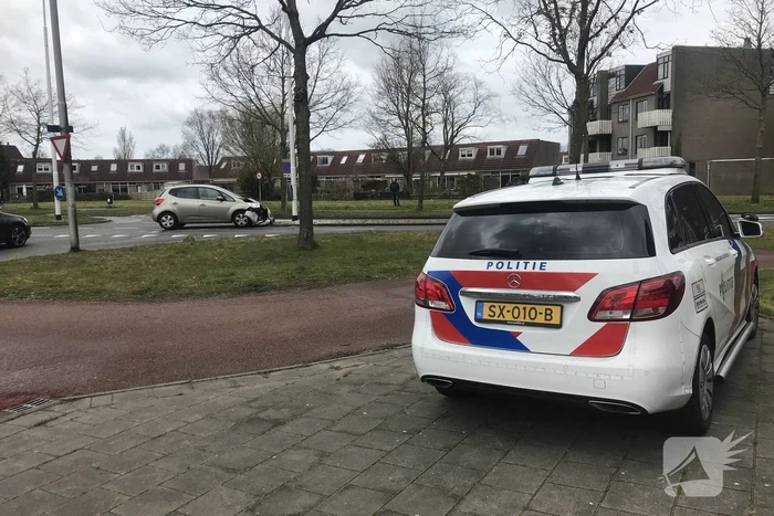 Twee auto's botsen op kruising